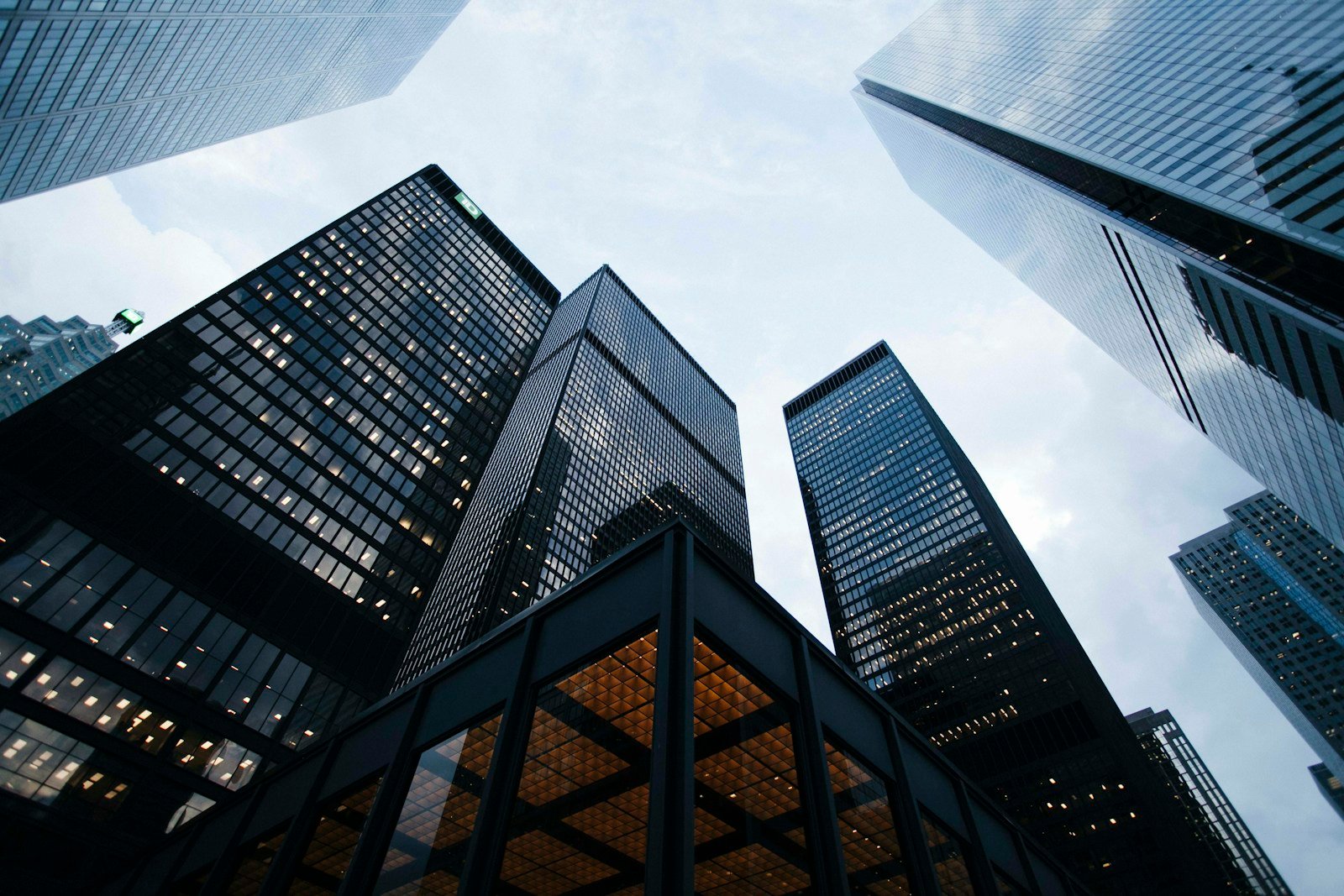 Edificios urbanos para contacto inmobiliario